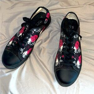 Black with skull & roses. Size 8. Never worn